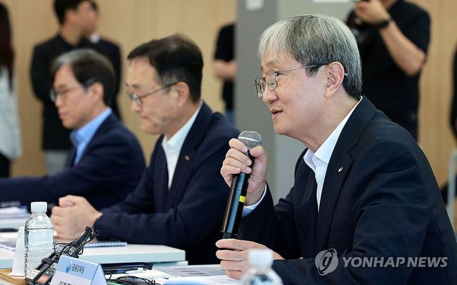 외국계 금융사 최고경영자(CEO)를 만난 이찬진 금융감독원장이 금융 소비자 보호를 강조했다. /연합뉴스