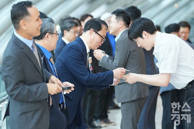 정주호 한스경제 국장이 15일 오전 서울 여의도 FKI타워에서 열린 ‘2025 글로벌 블록체인 포럼’에 참석한 내빈들을 맞이하고 있다. /최대성 기자 dpdaesung@sporbiz.co.kr 2025.09.15.