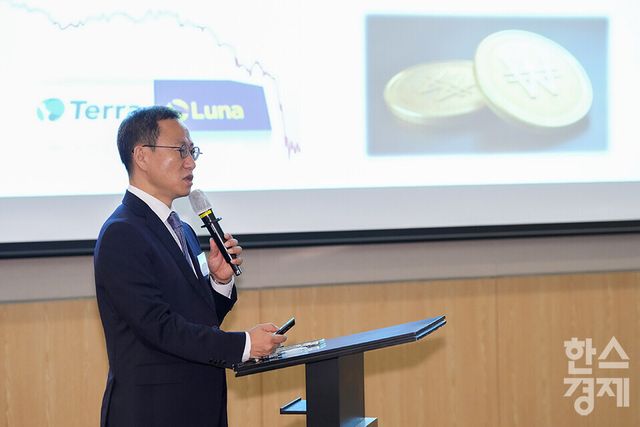 조원희 법무법인 디엘지 대표 변호사가 15일 오전 서울 여의도 FKI타워에서 열린 ‘2025 글로벌 블록체인 포럼’에 참석해 '스테이블코인과 법률 제개정 현황'을 주제로 강연하고 있다. /최대성 기자 dpdaesung@sporbiz.co.kr 2025.09.15.