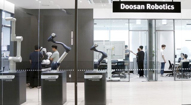 새롭게 조성된 두산로보틱스 이노베이션 센터의 연구개발 인력들이 기술 및 제품에 대한 논의를 진행하고 있다./두산