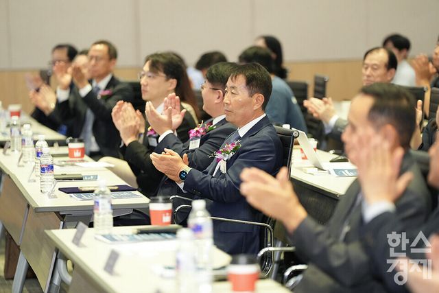 15일 오전 서울 여의도 FKI타워에서 ‘2025 글로벌 블록체인 포럼’이 '스테이블코인과 통화주권, 대한민국 전략'을 주제로 열리고 있다. 참석자들이 박수를 보내고 있다. /최대성 기자 dpdaesung@sporbiz.co.kr 2025.09.15.