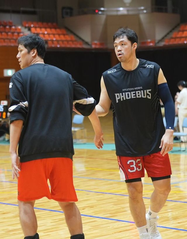 함지훈(왼쪽)과 이승현이 훈련에 집중하고 있다. /현대모비스 제공