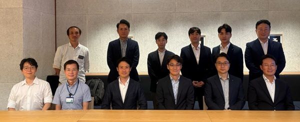 차대산 케이뱅크 CTO(앞줄 왼쪽 네번째)와 최재혁 케이뱅크 디지털자산TF장(뒷줄 왼쪽 네번째)을 비롯한 ‘팍스프로젝트’ 관계자들이 지난 10일 도쿄에서 진행된 팍스프로젝트 종료 보고회에서 기념 촬영을 하고 있다. /케이뱅크 제공