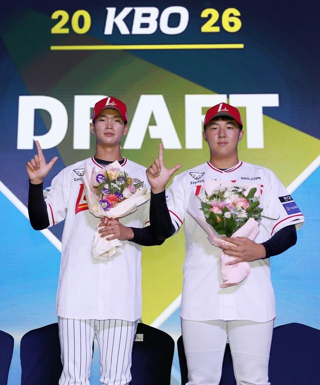 김요셉(왼쪽)과 김민준이 SSG의 시그니처인 'L'자 모양을 들어 보이고 있다. /SSG 랜더스 제공