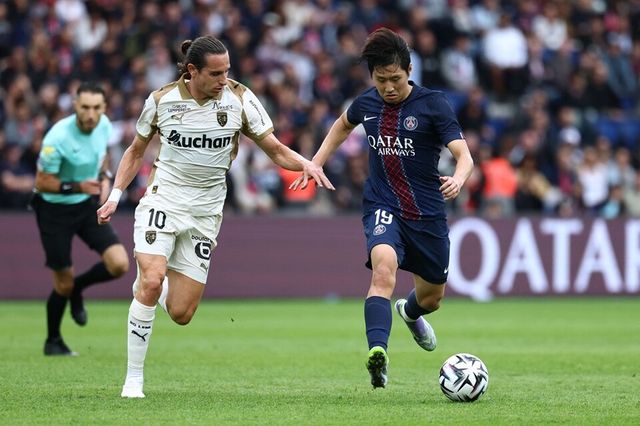 이강인(오른쪽)이 드리블하고 있다. /연합뉴스