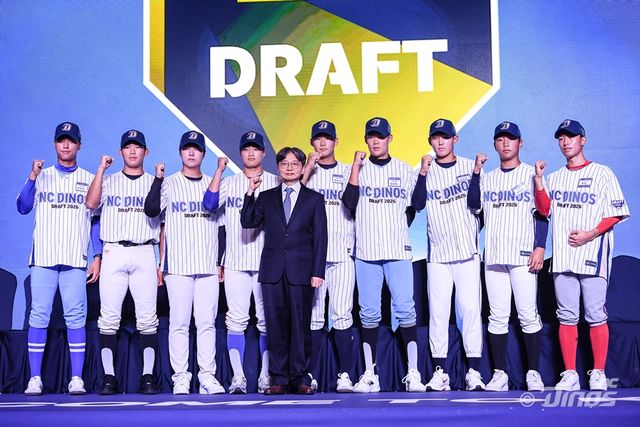 안지원(왼쪽부터), 고준희, 정튼튼, 김건, 임선남 단장, 이희성, 김요엘, 신재인, 최요한, 허윤. /NC 다이노스 제공