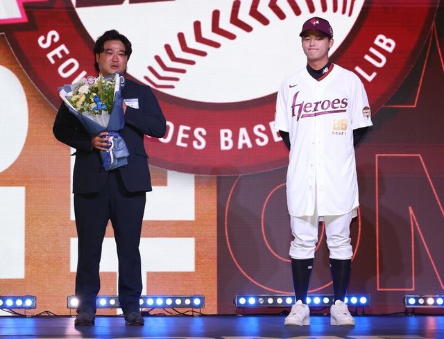 박석민(왼쪽)이 마이크를 잡은 뒤 소감을 밝히고 있다. /연합뉴스