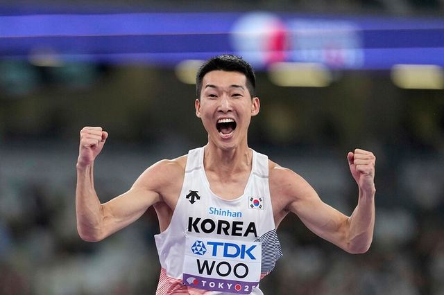 우상혁이 16일 도쿄 국립경기장에서 높이뛰기 성공 후 기뻐하고 있다. /연합뉴스