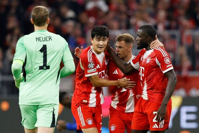 마누엘 노이어(왼쪽부터) 김민재, 조슈아 키미히, 다요 우파메카노가 18일 첼시전 승리 후 기뻐하고 있다. /연합뉴스