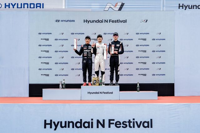 2025 현대 N페스티벌 eN1 클래스 3라운드 포디움 시상. 왼쪽부터 정회원, 신우진, 송하림./ 현대N페스티벌