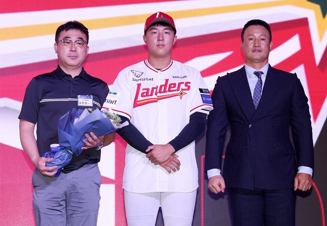 김민준 아버지(왼쪽부터), 김민준, 김재현 단장. /SSG 랜더스 제공