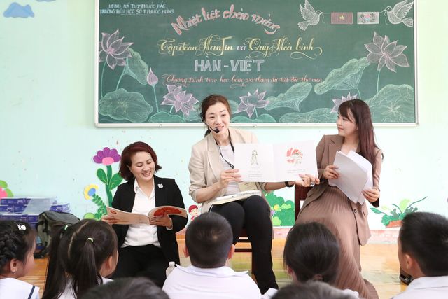 조현민 한진 사장이 지난 11일 베트남 퀴논 지역 소재 프억흥 1초등학교 도서관에서 아이들에게 영어 동화책을 읽어주고 있다./한진