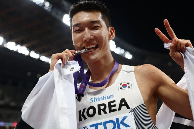 우상혁이 은메달을 들고 기념 세리머니하고 있다. /연합뉴스