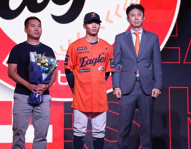한화 오재원(가운데)이 드래프트 3순위 지명 후 기념 촬영하고 있다. /연합뉴스