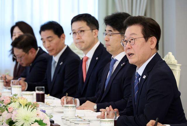 이재명 대통령이 18일 용산 대통령실에서 증권사&nbsp;리서치센터장들과 오찬 간담회를 하고 있다. /사진=연합뉴스