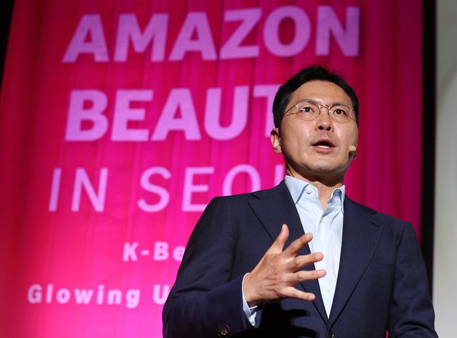 19일 서울 강남구 코엑스에서 열린 '아마존 뷰티 인 서울' 행사에서 윤상현 한국콜마 부회장이 'K뷰티 화장품 브랜드의 성공'을 주제로 강연하고 있다./연합뉴스.