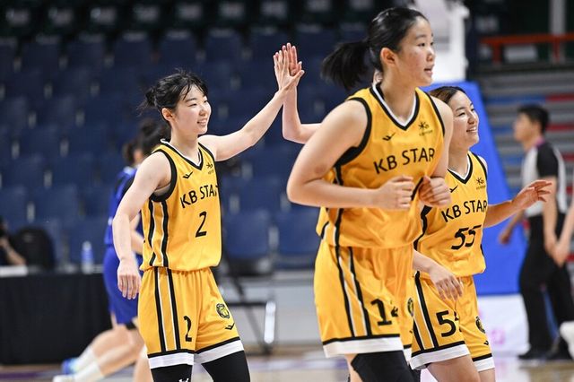 허예은(왼쪽)이 환호하고 있다. /WKBL 제공