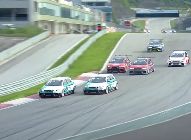'그란 투리스모 eN1' 클래스의 스타트 후 인제스피디움의 1번 코너 진입 장면./현대 N페스티벌 중계 화면