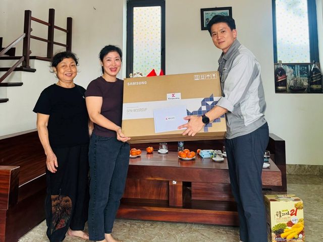 신동규 케이조선 노사협력팀장이 베트남을 방문해 베트남 근로자의 가족에게 직접 선풍기를 전달하고 있다./케이조선