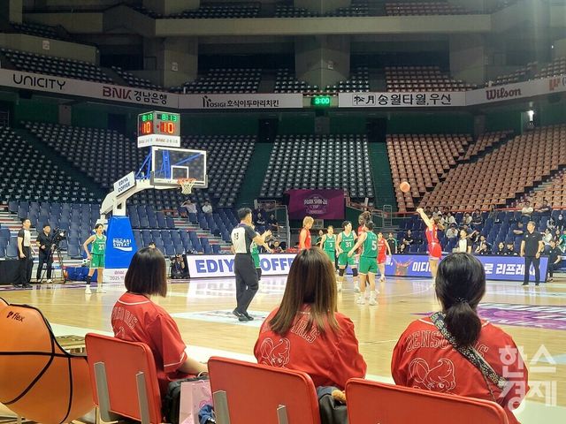 덴소 팬들이 2일 오후 2시 사직체육관 코트 바로 앞 좌석에서 선수단을 응원하고 있다. /신희재 기자&nbsp;