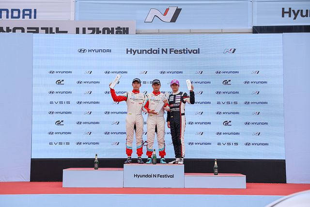 좌측부터 노동기, 이창욱, 김영찬이 '그란 투리스모 eN1' 클래스의 포디엄에 올랐다./금호타이어