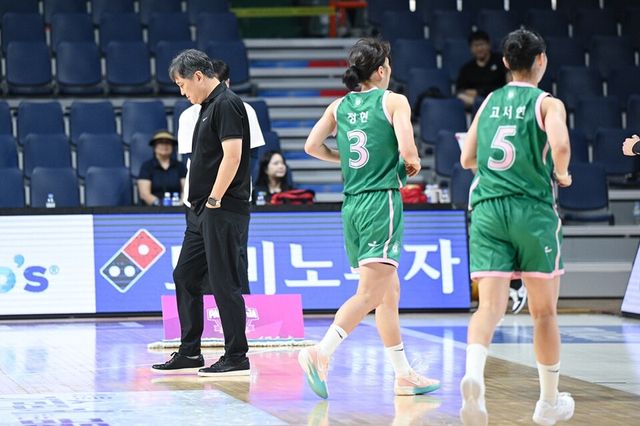 이상범(왼쪽) 감독이 덴소전 경기를 지켜보면서 고민하고 있다. /WKBL 제공