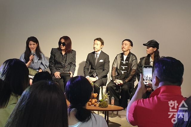 (오른쪽부터) 김해리 MCM 일본 대표,&nbsp; 타츠히코 아카시 메디콤토이 CEO, 이사오 우에하라 인덴야 대표, 아티스트 켄 야시키, 노부키 히즈메 / 이현령 기자