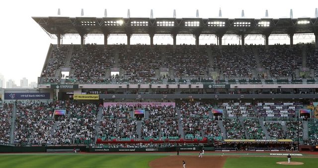 인천 SSG랜더스필드가 만원 관중으로 들어차 있다. /SSG 랜더스 제공