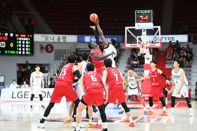 적색 유니폼의 정관장과 백색 유니폼의 소노 선수단이 점프볼을 지켜보고 있다. /KBL 제공