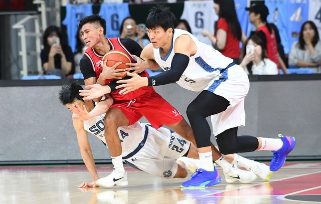 정관장 아반도(가운데)가 공을 지키고 있다. /KBL 제공