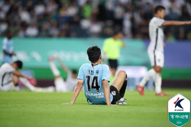 프로축구 K리그1(1부) 전북 현대는 20일 전주월드컵경기장에서 열린 하나은행 K리그1 30라운드에서 김천 상무에 1-2로 졌다./한국프로축구연맹 제공