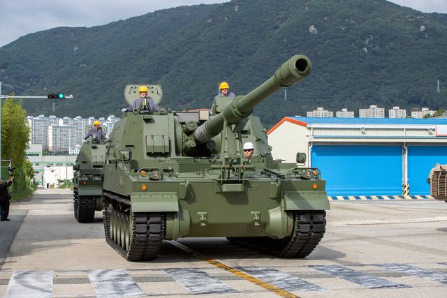 지난 19일 한화에어로스페이스 창원2사업장에서 진행된 '참전용사 재방한 행사'에서 한국전쟁 당시 미 해군의 병원선인 ‘헤이븐(USS HAVEN)’호에서 해군 간호사로 복무한 최고령 참석자 로이스 R. 귄(98·왼쪽), 미 육군 하사로 참전한 로버트 M. 마르티네즈(94) 등이 K9 자주포에 탑승하고 있다./한화에어로스페이스