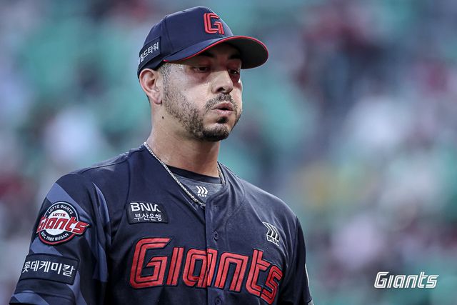 벨라스케즈가 SSG 랜더스전 투구 중 힘들어하고 있다. /롯데 자이언츠 제공