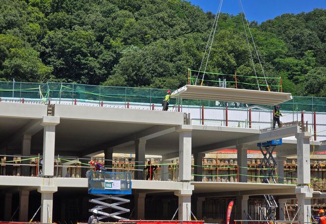 롯데건설이 공동주택 현장에서 ‘PC공법’을 활용해 지하 주차장을 시공하고 있다./롯데건설