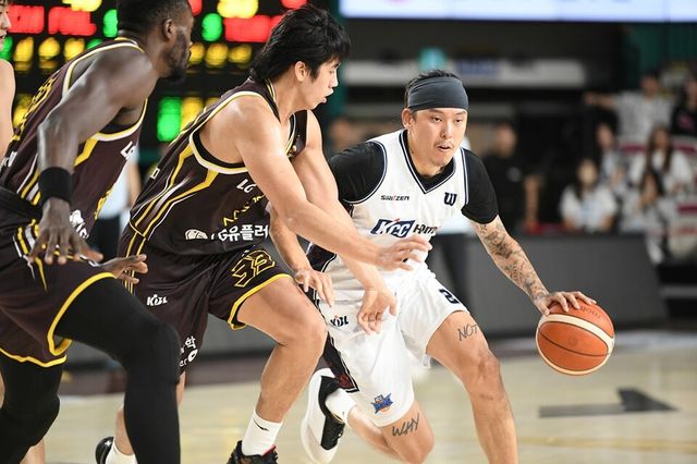 타마요(왼쪽)와 최준용이 경합하고 있다. /KBL 제공