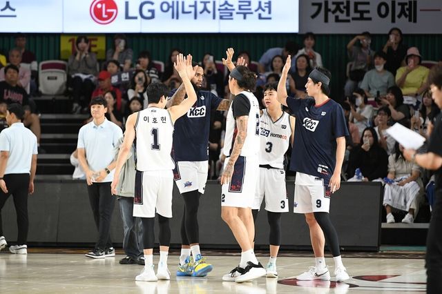 KCC 선수단이 경기 전 모여 하이파이브하고 있다. /KBL 제공