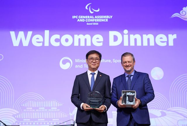 최휘영 문화체육관광부 장관이&nbsp;22일 서울 성북구 삼청각에서 열린&nbsp;‘2025&nbsp;서울 국제패럴림픽위원회(IPC)&nbsp;정기총회’&nbsp;참석을 위해 한국을 찾은 국제패럴림픽위원회 집행위원 환영 만찬에서 앤드류 파슨스 집행위원장에게 선물을 전달한 뒤 기념촬영을 하고 있다. /문화체육관광부 제공