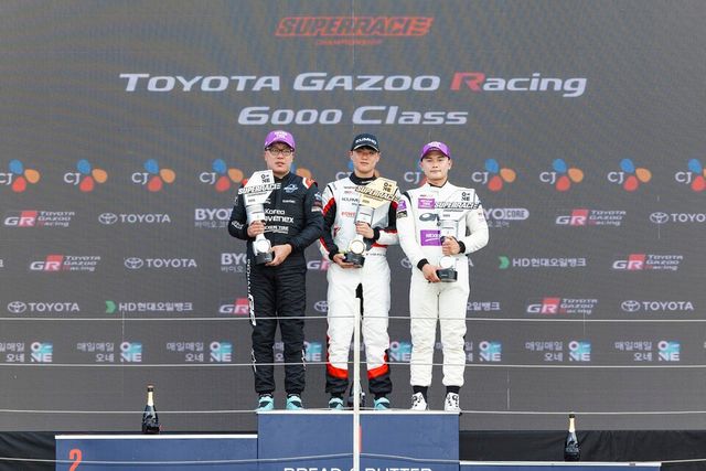 지난&nbsp;21일,&nbsp;전남 영암군 코리아인터내셔널서킷(KIC)에서 열린 ‘2025&nbsp;오네 슈퍼레이스 챔피언십’ 토요타 가주 레이싱&nbsp;6000클래스 7라운드에서 금호타이어가 후원하는 ‘금호&nbsp;SL&nbsp;모터스포츠팀’&nbsp;이창욱 선수(가운데)가&nbsp;1위를 차지했다./ 금호타이어