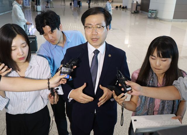 여한구 산업통상자원부 통상교섭본부장이 23일 아세안 경제장관회의 참석을 위해 인천국제공항 제2터미널 출국장으로 향하고 있다./연합뉴스