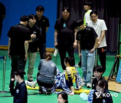  23일&nbsp;전남 여수 진남체육관에서 열린 2025 여수·NH농협컵 프로배구대회 여자부 GS칼텍스전 도중 팀 동료와 충돌해 쓰러진 양효진. /KOVO 제공