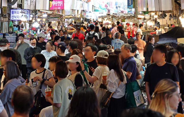추석 명절을 앞두고 서울의 한 전통시장을 찾은 시민들의 모습./연합뉴스.