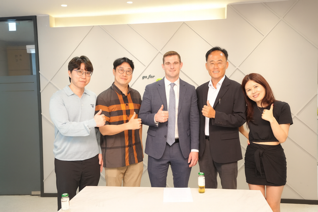 테더 US법인 보 하인스 CEO가 리버밴스 직원들과 기념 촬영을 하고 있다. /김태형 기자