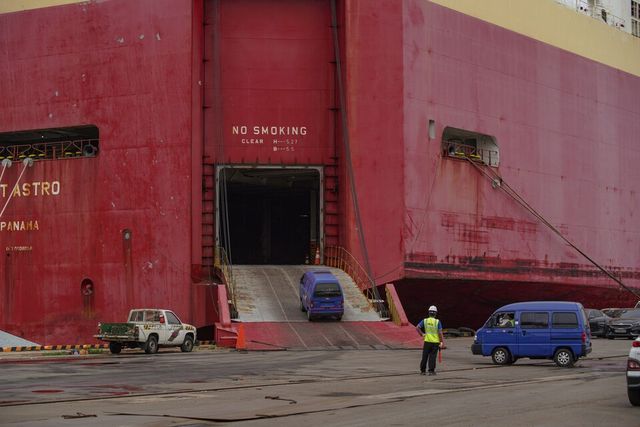 인천항에서 수출용 중고차의 선적 작업이 이뤄지고 있다./인천항만공사 