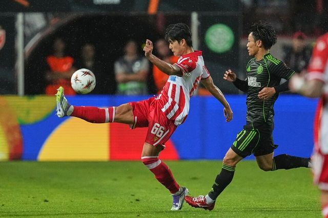 설영우(왼쪽)가 공을 컨트롤하고 있다. /연합뉴스