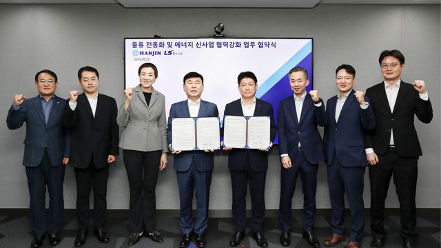 한진과 LS이링크가 지난 23일 물류 전동화 및 에너지 신사업 협력 강화를 위한 양해각서를 체결했다. (왼쪽 세 번째부터) 한진 조현민 사장, 노삼석 대표이사 사장, LS 이링크 김대근 대표이사가 기념사진을 촬영하고 있다./한진