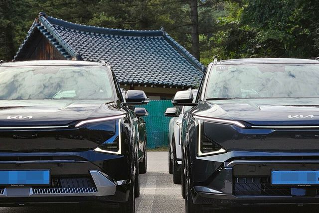 더 기아 'EV5' GT라인(좌), 기본 모델의 전면./ 곽호준 기자