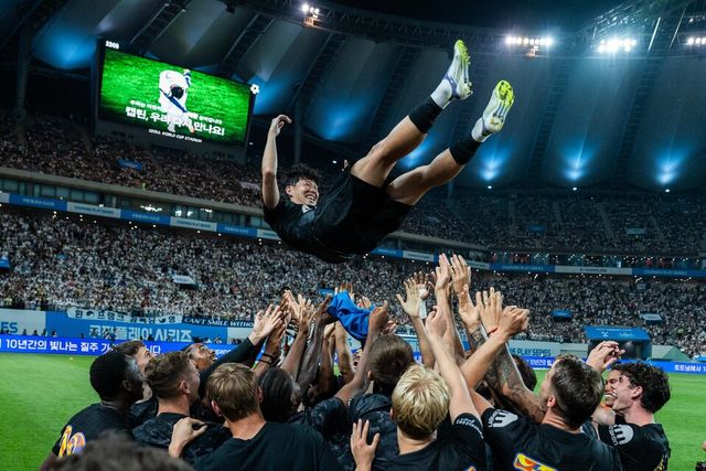 ‘2025 쿠팡플레이 시리즈’ 2경기 종료 후 헹가래를 받는 손흥민. /쿠팡플레이 제공