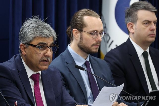 라훌 아난드 IMF 한국 미션단장이 24일 정부서울청사에서 2025년 IMF 연례협의 결과 브리핑을 하고 있다. / 연합뉴스