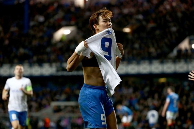 오현규가 레인저스전 득점 직후 상의 탈의 세리머니를 하고 있다. /연합뉴스