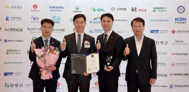 20250925 - 박상형 한전KDN 사장을 대신해 수상한 최진수 미래사업개발본부장(왼쪽 두번째)와 한전KDN 관계자들.